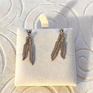 Feather dangle earrings
